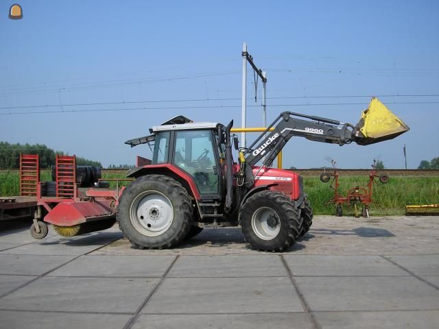 Tractor + veegmachine MF + veegbezem