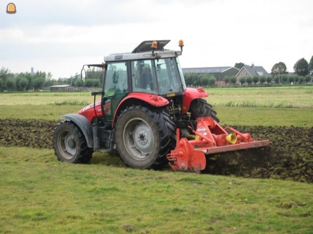 Tractor + grondfrees MF met grondfrees